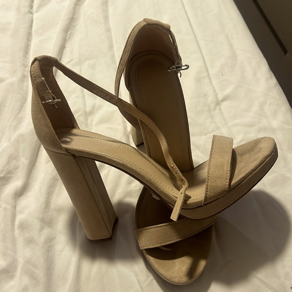 Wild diva nude pumps